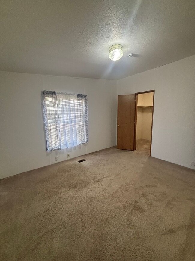 Building Photo - 3 Bedroom 2 bathroom