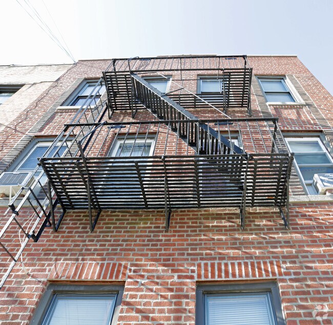 Building Photo - 916 E 224th St