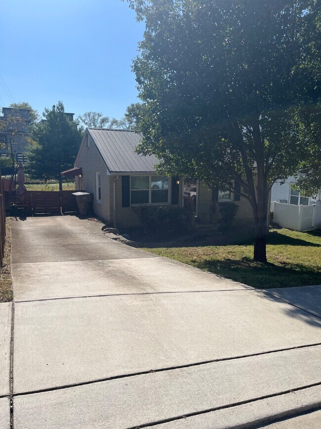 Foto del edificio - Charming 2 Bed, 1 Bath Nashville Rental - Prime Location on Lenore Street! FENCED BACK YARD!