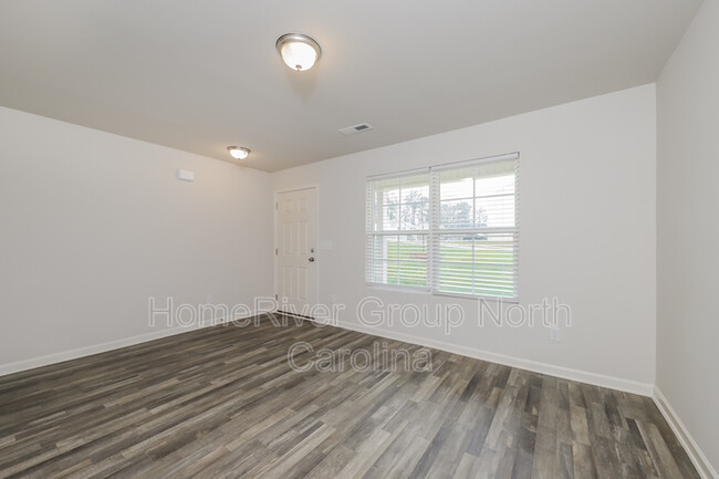 Building Photo - 704 Quail Ln