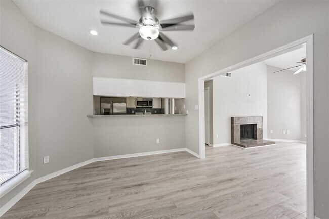Building Photo - 10122 Waterstone Dr