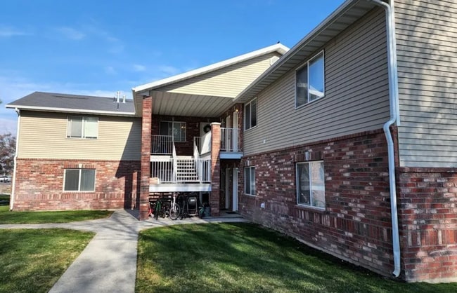 Building Photo - 2 Bed 1 Bath Upper Condo - with Optix inte...