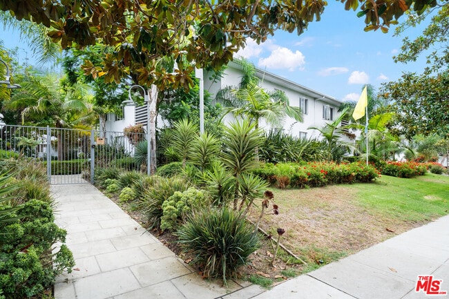 Building Photo - 130 San Vicente Blvd