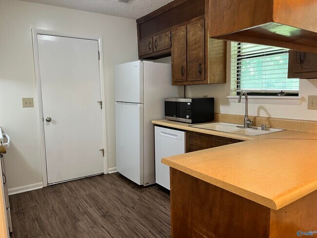 Building Photo - 9718 Wallwood Dr SE