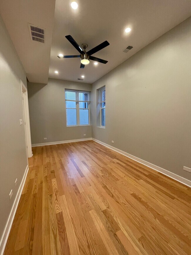 Foto del edificio - 2058 N California Ave