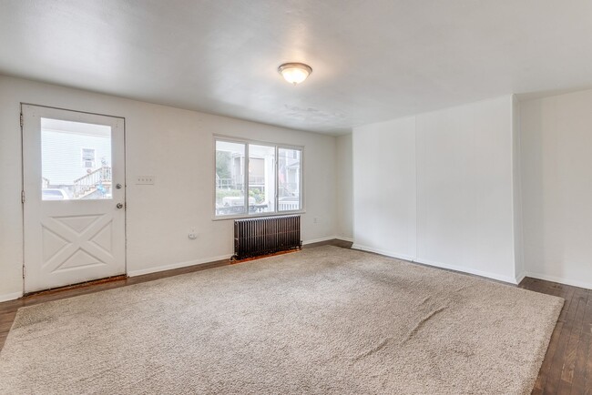 Building Photo - Available August  - Great 3 Bedroom Mt. Wa...