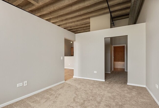 Foto del edificio - "Modern 2-Bed, 2-Bath Gem in Chicago's Heart – Fully Equipped for Urban Living!"