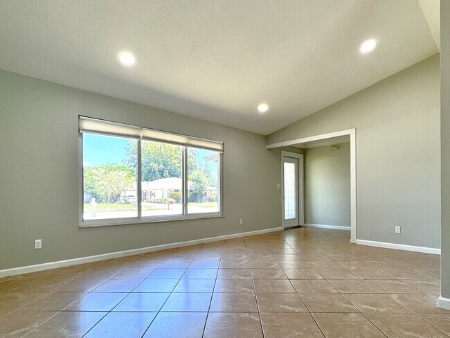 Building Photo - 1155 Summerwood Cir