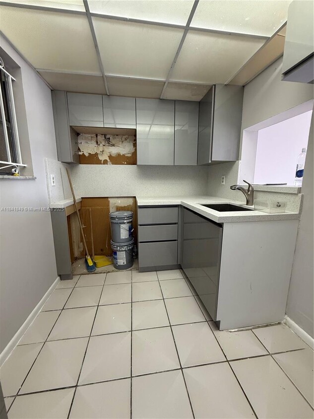 Foto principal - 6820 W Flagler St