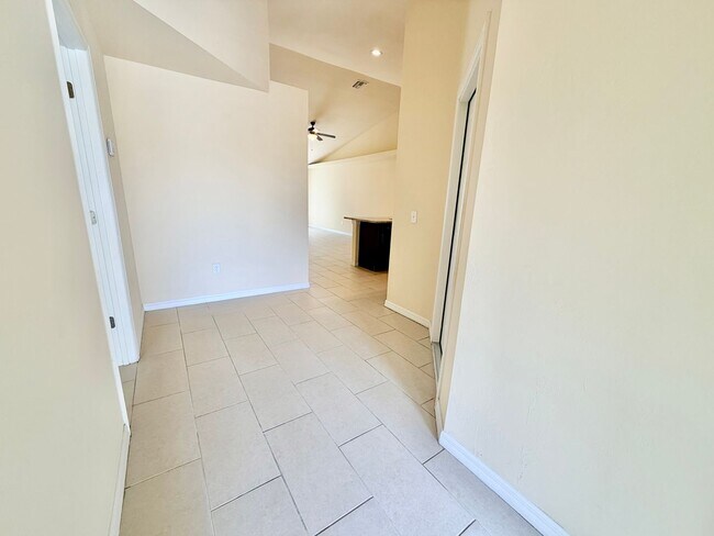 Foto del edificio - Like-New 3BR-2 Bath Duplex w/ Garage, Prime Cape Coral Location + Flexible Lease Options+Pet Frie...