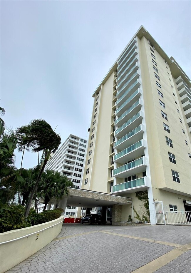 Building Photo - 5001 Collins Ave