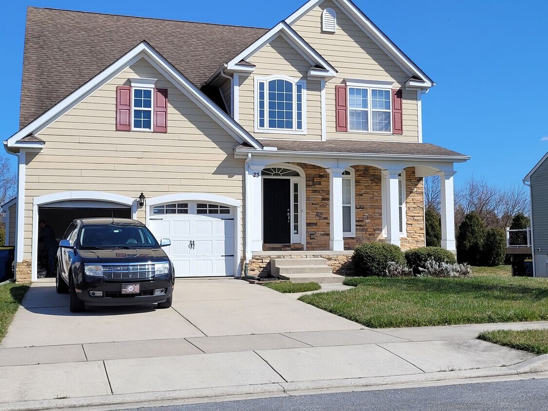 Foto principal - Lovely 4 bedroom, 2.5 bath available 9/13/24