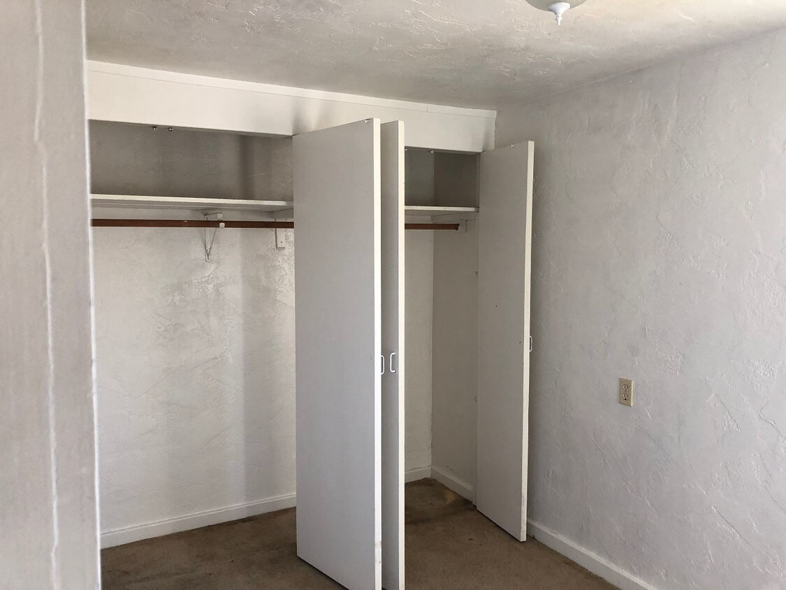 Foto principal - 571 N Oak St
