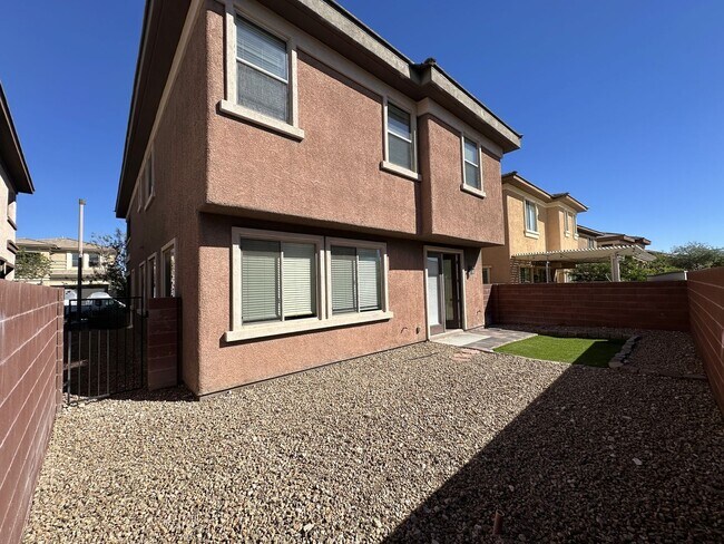 Foto del edificio - Beautiful 4 bedroom Summerlin home with balcony view of mountains! Downstairs the open floor plan...