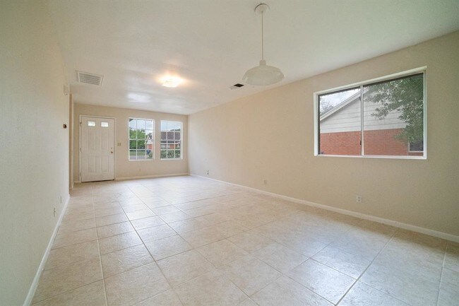 Building Photo - 221 Hunters Ln
