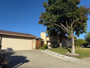 Building Photo - 1825 Rhododendron Dr