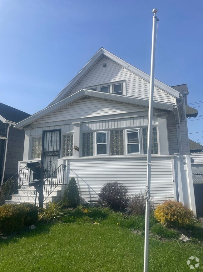 Building Photo - 320 Stockbridge Ave