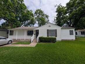 Building Photo - 1605 Maple Dr