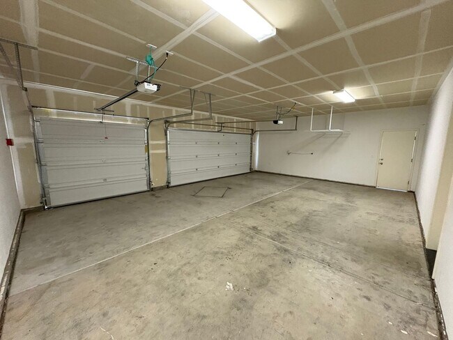 Foto del edificio - Immaculate 4 bedroom Hanford home Availabl...
