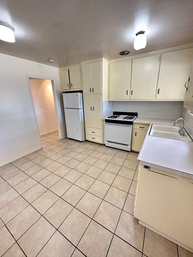 Foto del edificio - Beautiful House 3RB/1BA Single Family Home with 2 Car Garage & Large Fenced Backyard.