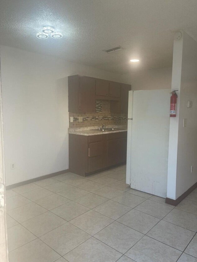 Foto del edificio - 2226 Leo Dr