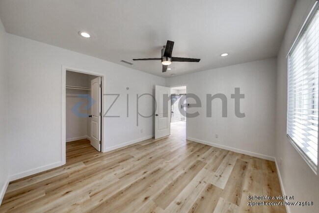 Building Photo - Unit A