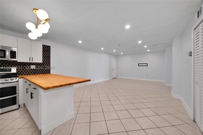 Building Photo - 2734 Bird 301