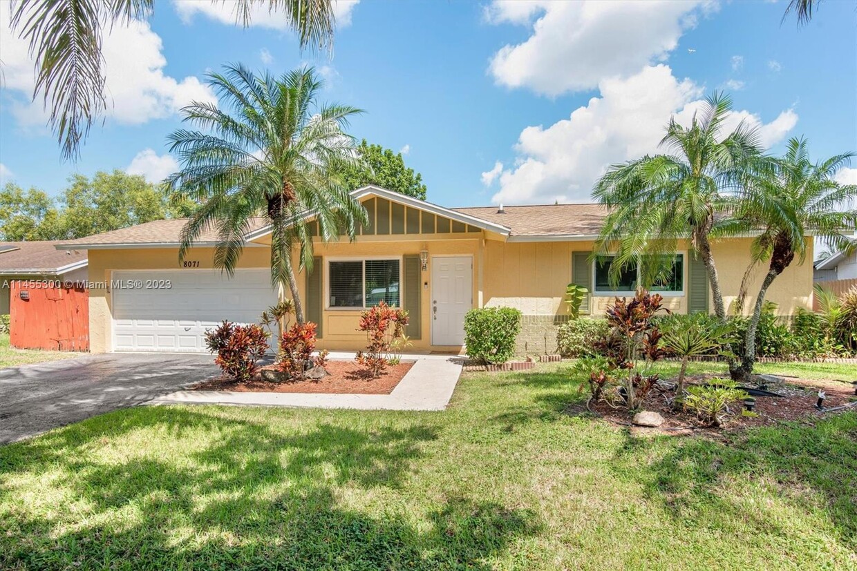 Foto principal - 8071 NW 46th Ct