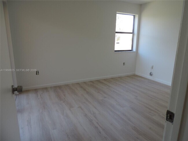 Foto del edificio - 566 NW 114th Ave