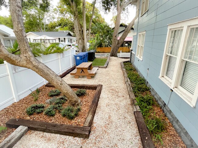 Foto del edificio - 1032 Granville Ct N