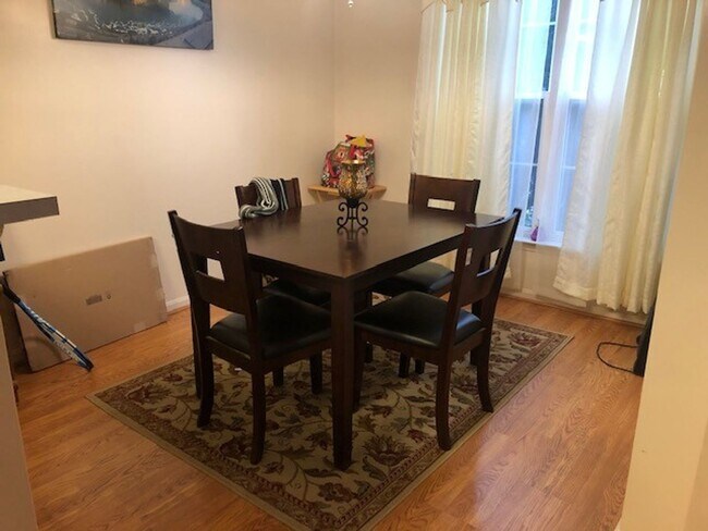 Foto del edificio - 3-bed 2.5-bath End-Unit Townhouse in desirable Piney Orchard Community