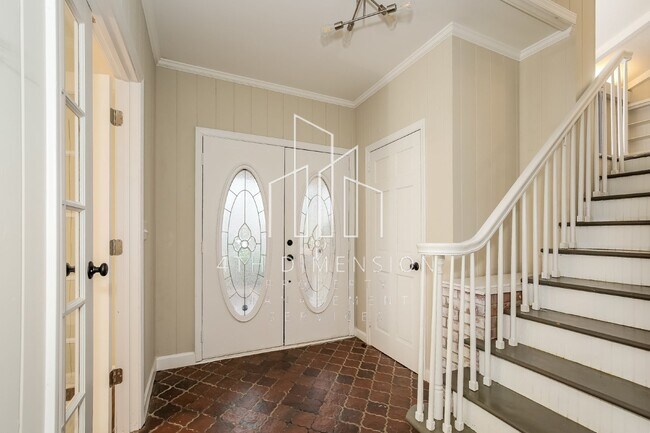 Foto del edificio - Charming 3-Bed, 2-Bath Home with Finished ...