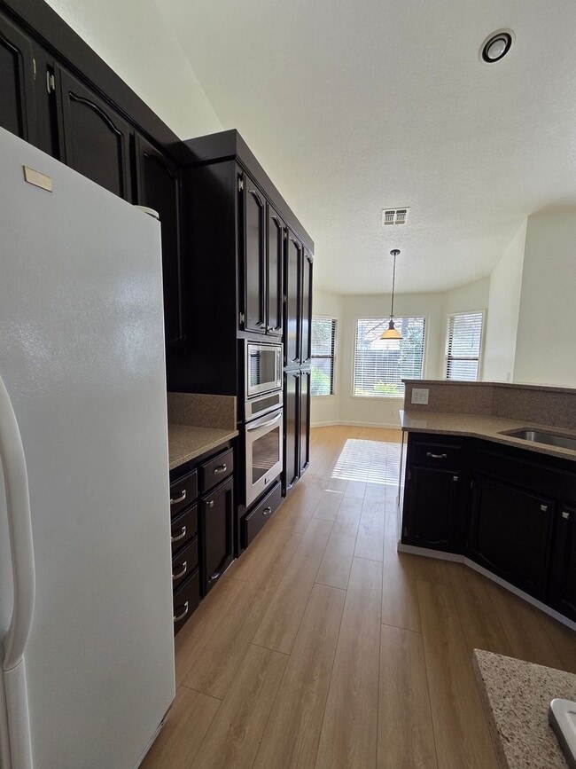 Building Photo - Super clean! 3 Bdrm, 2 Bath near Lembi Park