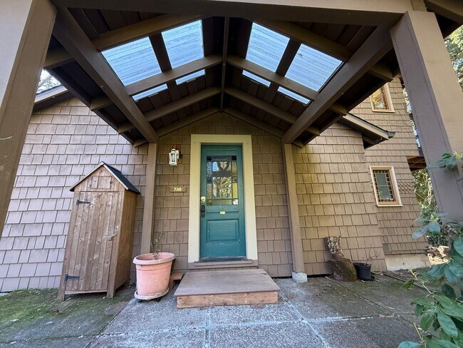 Building Photo - Vintage Urban Farmhouse 3 Bd 1 Bath home! Large bonus room & Balcony!  Surrounded by trees on lar...