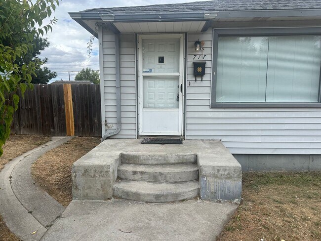 Building Photo - 2 Bed One Bath Home w/ Large 2 Car Garage