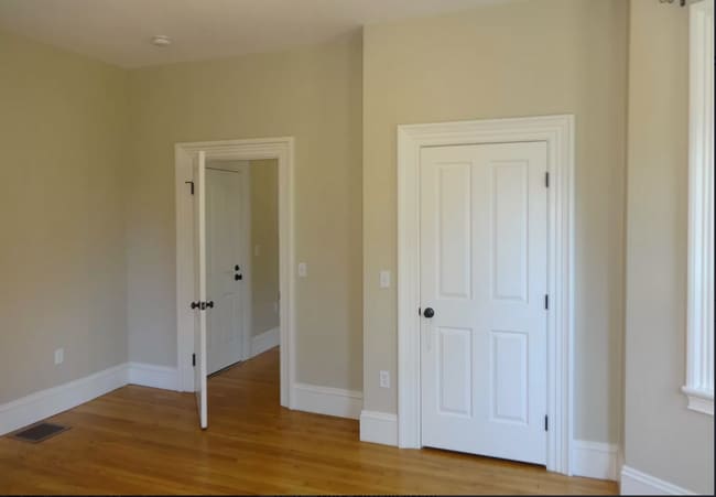 Building Photo - 2 Bedroom Victorian inspired Condo Unit wi...