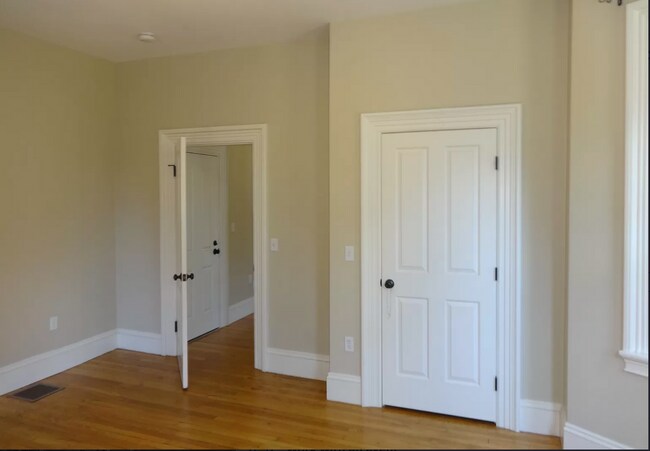 Foto del edificio - 2 Bedroom Victorian inspired Condo Unit wi...