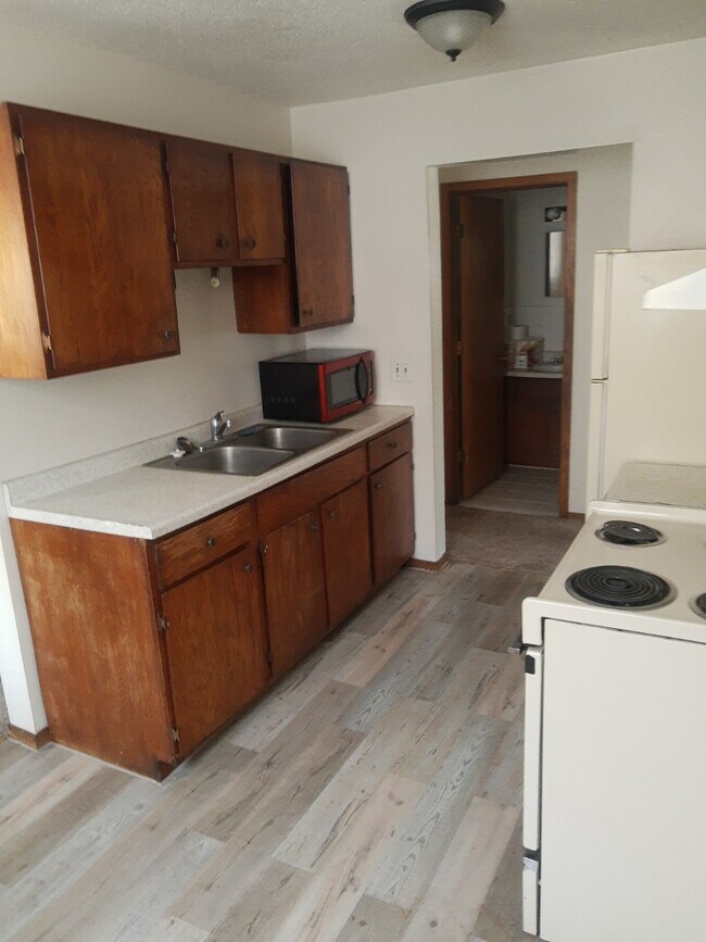 kitchen - 1676 English St