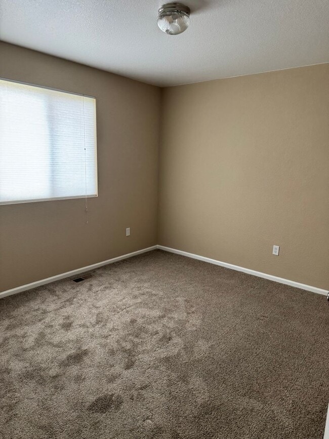 Building Photo - ALL PROSPECTIVE TENANTS MUST SUBMIT A $58 ...