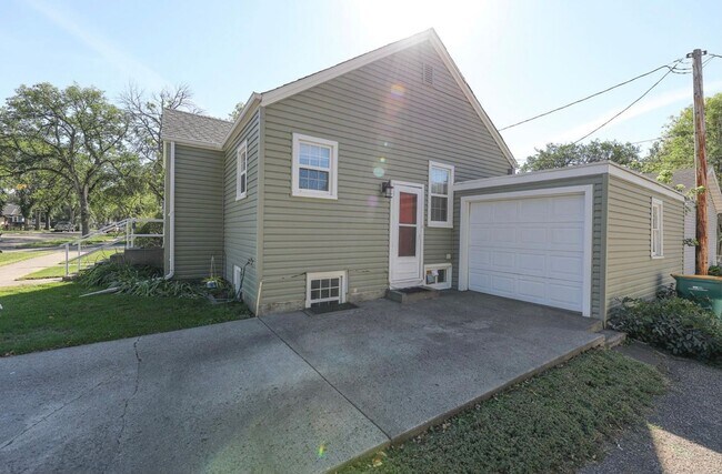 Foto del edificio - 915 E Ave E