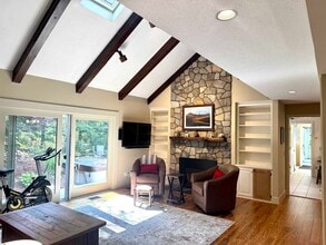 Building Photo - 20 Fairway Dr
