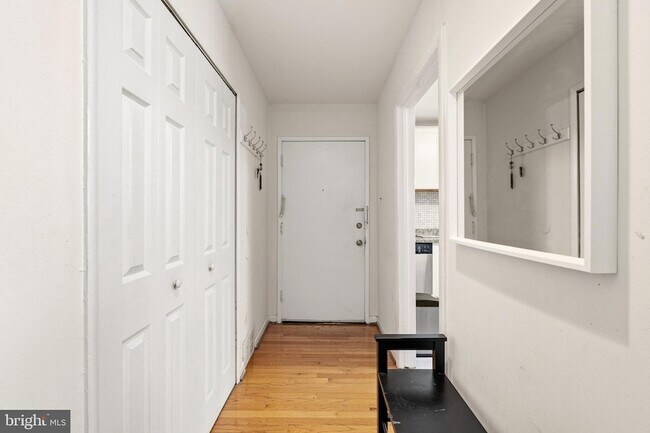 Foto del edificio - 7244 Donnell Pl