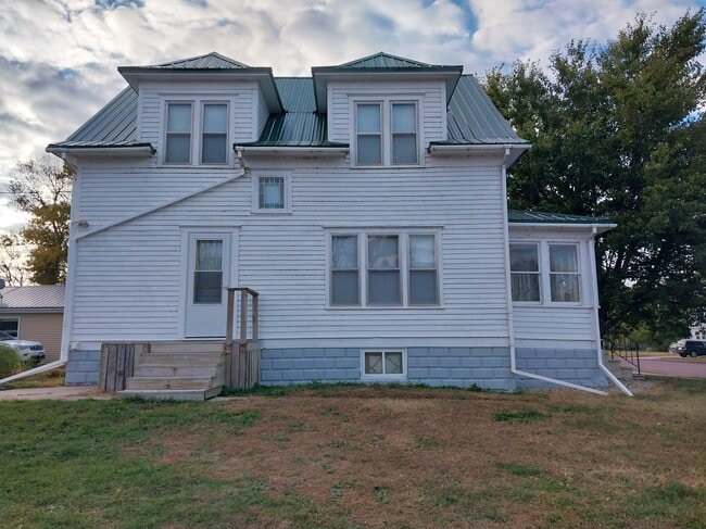 Building Photo - 305 W Wenberg St