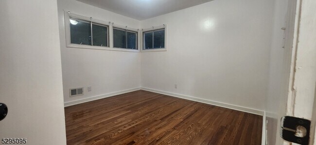 Building Photo - 348 E Albert St