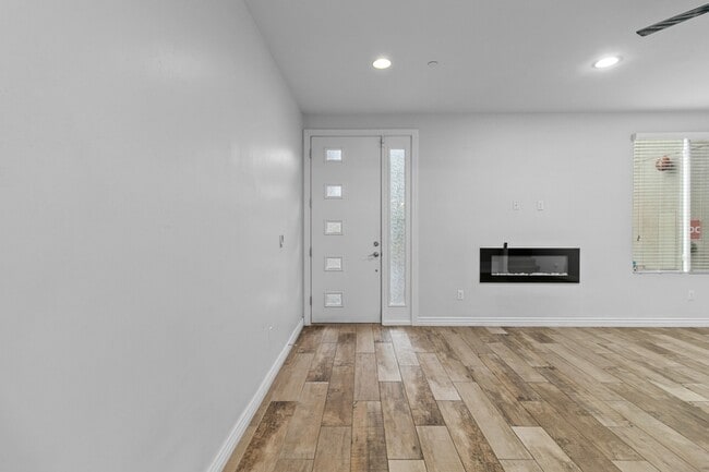 Foto del edificio - 1742 E Cheery Lynn Rd