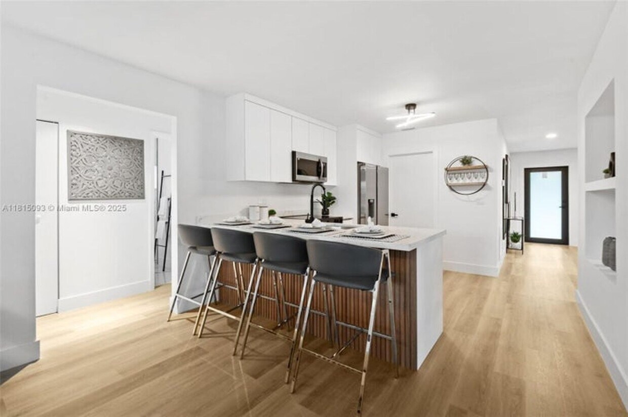 Foto principal - 679 SW 17th Ct