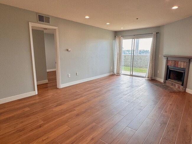 Building Photo - Well Kept 2BD Condo with Sunset Views