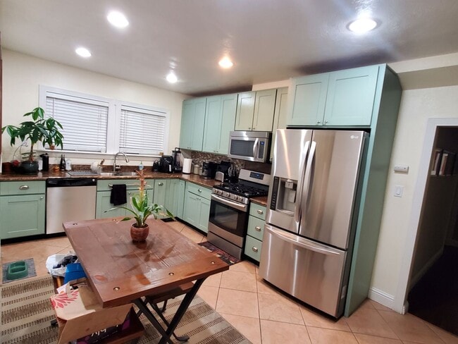 Building Photo - Available now! Emeryville 4 bedroom 3 bath house with Studio loftspace unit