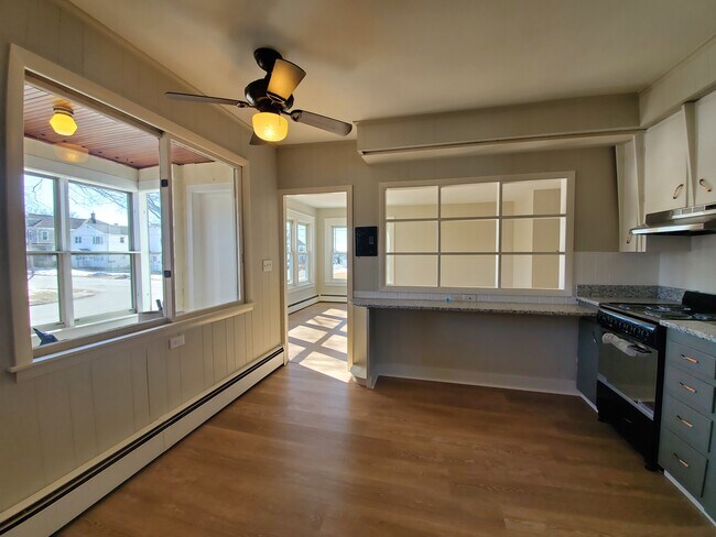 Vista de la cocina hacia la gran sala de estar. - 12 Villa St