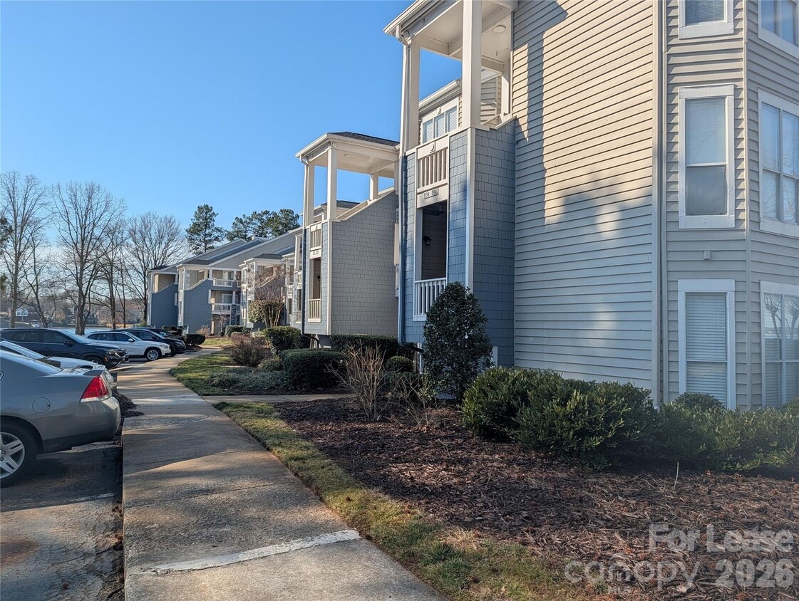 Building Photo - 943 Southwest Dr